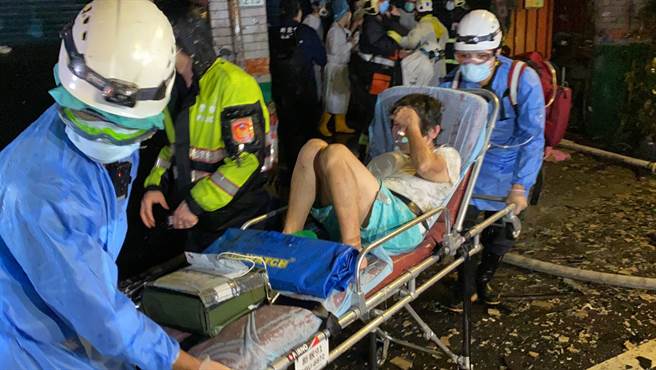 新北市板桥南雅西路二段3楼一间用来当作车行员工宿舍的公寓，22日凌晨突然窜出火舌及浓烟，警消获报赶抵时已全面燃烧，消防人员在火场内发现两具焦尸，救出二名男子无呼吸心跳，送医后一人仍宣告不治，一人仍在急救中，另有3人轻伤。确实起火原因有待消防局火调人员进一步鑑定调查。 （陈君玮摄）