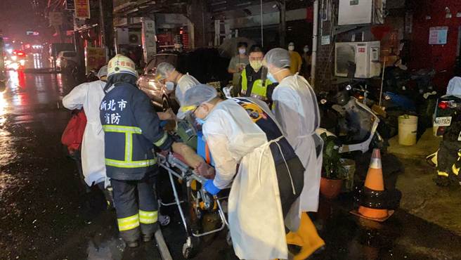 新北市板桥南雅西路二段3楼一间用来当作车行员工宿舍的公寓，22日凌晨突然窜出火舌及浓烟，警消获报赶抵时已全面燃烧，消防人员在火场内发现两具焦尸，救出二名男子无呼吸心跳，送医后一人仍宣告不治，一人仍在急救中，另有3人轻伤。确实起火原因有待消防局火调人员进一步鑑定调查。 （陈君玮摄）