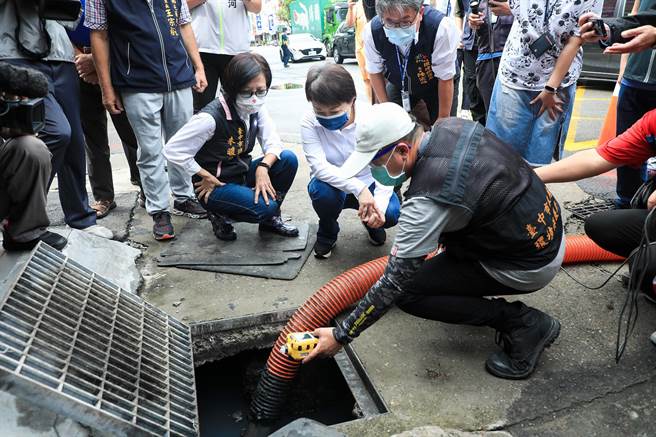 烟花颱风来袭台中市超前部署，市长卢秀燕22日视察环保局南屯区清洁队执行道路侧沟清淤作业状况。（陈世宗摄）