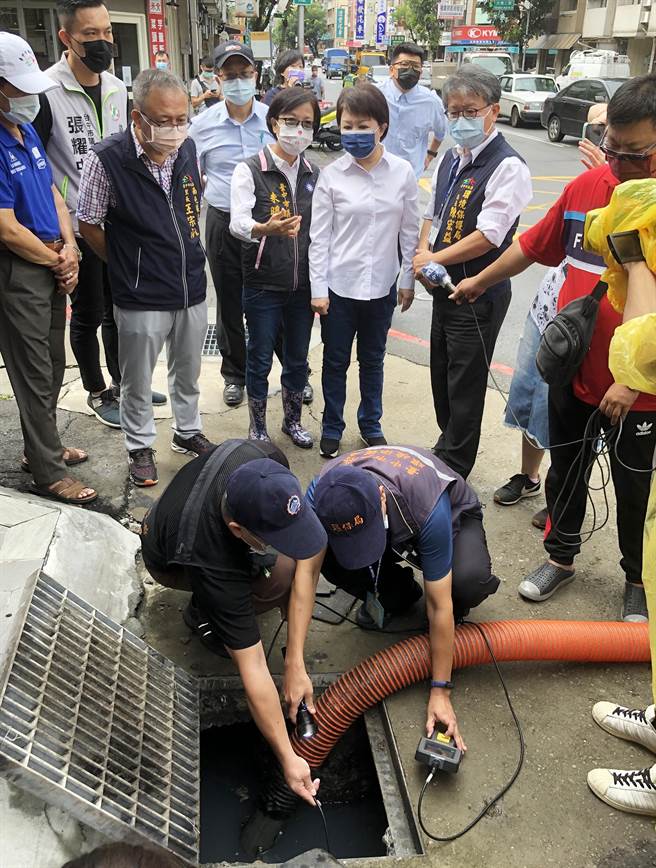烟花颱风来袭台中市超前部署，市长卢秀燕22日视察环保局南屯区清洁队执行道路侧沟清淤作业状况。（陈世宗摄）