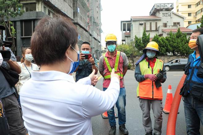 市长卢秀燕视察侧沟清淤后，并感谢守护市民财产安全的幕后英雄。（陈世宗摄）