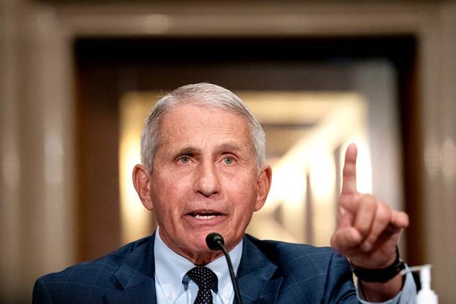 白宮首席防疫顧問佛奇（Anthony Fauci）21日表示，全美各地出現「突破性感染」的案例持續上升，他建議已經完整接種疫苗的人，在人潮擁擠的室內環境可能要考慮戴上口罩。（資料照／TPG、達志影像）
