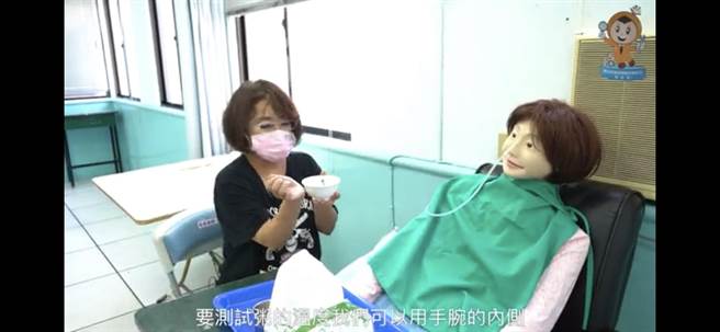 职训影音课程教授老人照顾基础技巧。(新北市劳工局提供)