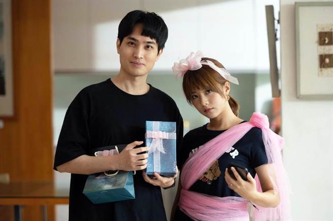 王上菲（右）剧中把自己当成礼物送男友励政达。（TVBS提供） 