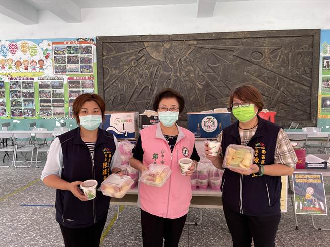 民进党市议员邱素贞（中）与国光里长陈雅惠（左），22日特别准备180份绿豆汤与当季新鲜水果，分送到东、南区快打站。（读者提供／张妍溱台中传真）