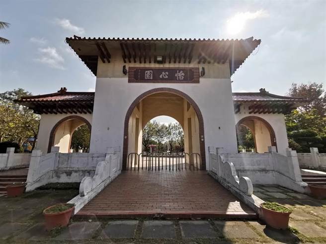 彰化县田尾乡田尾公路花园，去年获内政部「城镇之心工程计画」斥资亿元打掉重练，承包商一拖再拖竣工日期遥遥无期，县府目前与承包商终止合约，已着手将未完工部分重新设计，预计８月招标重新动工。(本报资料照片)