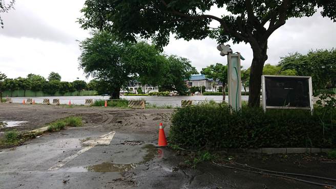 原本预定本月就要完工验收，但包商赶不出来要求延长200天，但补助款年前就须缴回，不得不另起炉灶，先中止合约再找新包商。(吴建辉摄)