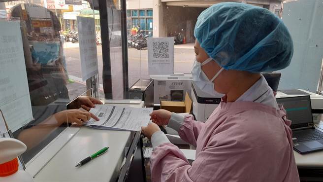 民眾出示長榮航空機票與相關證明