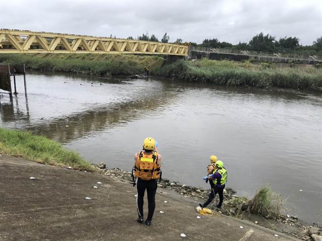 ▲桃园大园新街溪出海口22日上午11点惊见浮尸，消防人员于出海口设置拦截点后已顺利将遗体运回上岸，确切死因仍待厘清。（消防局提供／萧灵玺桃园传真）