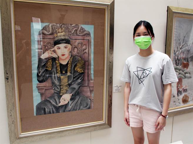 已被录取台中一中美术班的陈彦甄 《人像》是将自己喜欢的偶像创作在作品上。（台中港区艺术中心提供／陈淑娥台中传真）