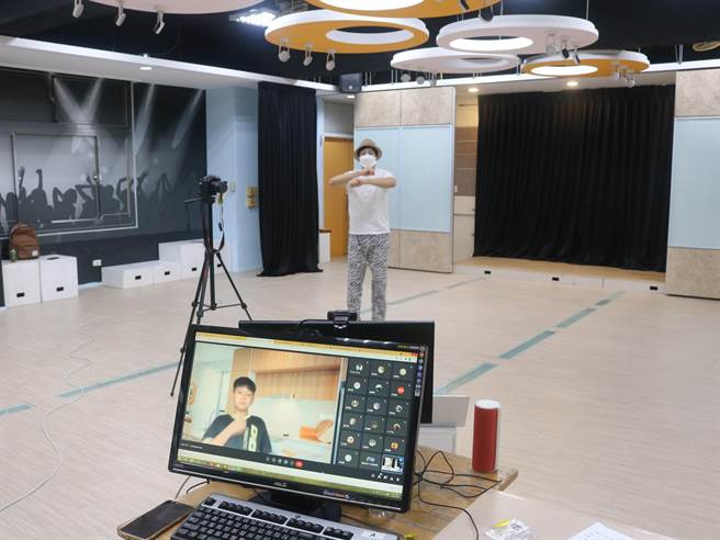 大观国中职探中心携手庄敬高职与南强工商，与知名街舞老师李羽信合作，今年开办「舞力全开」育乐营活动，线上带动学童展开舞蹈课。(新北市教育局提供／李侑珊台北传真)