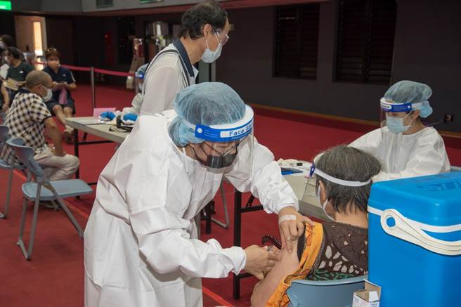 宜兰县政府指出，宜兰县75岁以上接种率达72.0％，警察、消防等人员施打率更近100％，但分配疫苗是人口数的26.3％，低于全国的27.2％。（宜兰县政府提供／李忠一宜兰传真）