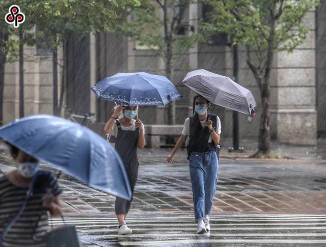 烟花颱风来袭 劳动局吁雇主做好工安、加发津贴给劳工。（本报资料照）
