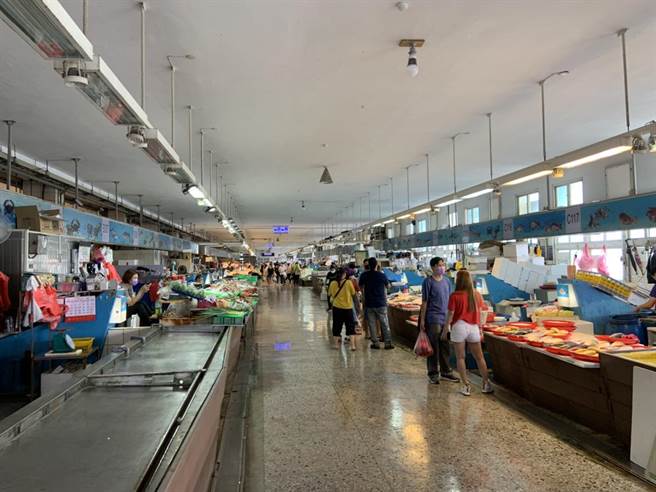 梧栖渔港直销中心各据点租金，至今无法纳入纾困对象。（陈淑娥摄）