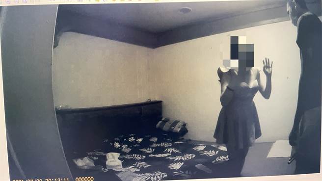 「腰束奶膨」越南女日接20男客，生意好到大排长龙。(戴志扬翻摄)