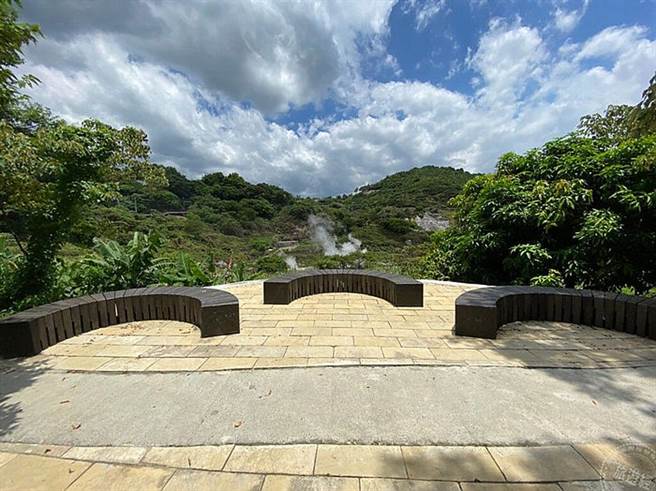 觀賞硫磺谷特殊地景 (圖片：臺北市政府工務局大地工程處提供)
