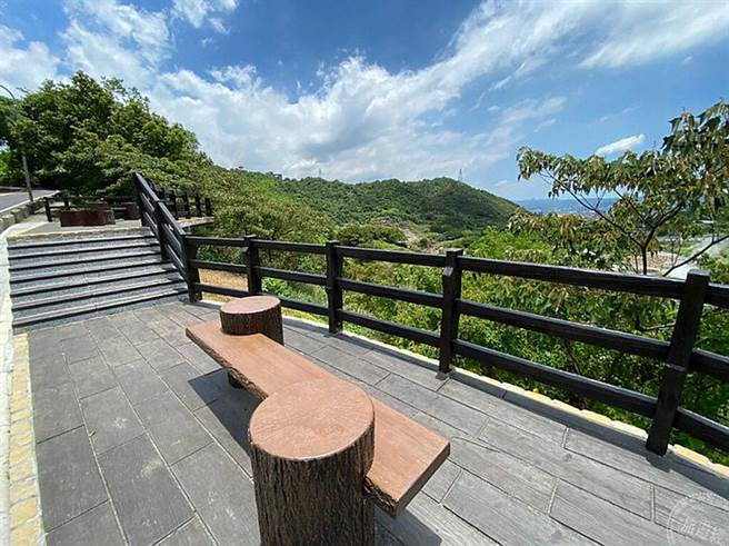 行義路旁觀景平台供民眾休憩及遠眺硫磺谷地景(圖片：臺北市政府工務局大地工程處提供)