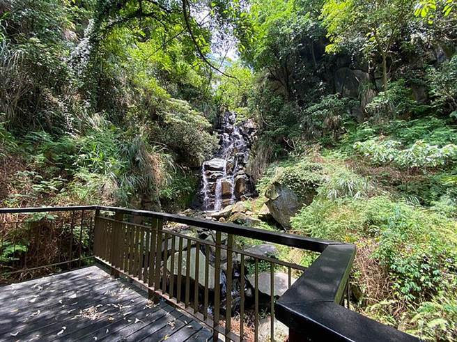 情人瀑布銀白涓絲奔勝而下(圖片：臺北市政府工務局大地工程處提供)