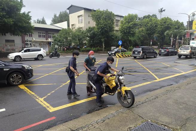 车辆故障卡路中警即时发现助排除。(警方提供／吕筱蝉桃园传真)