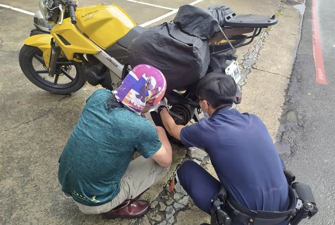 车辆故障卡路中警即时发现助排除。(警方提供／吕筱蝉桃园传真)