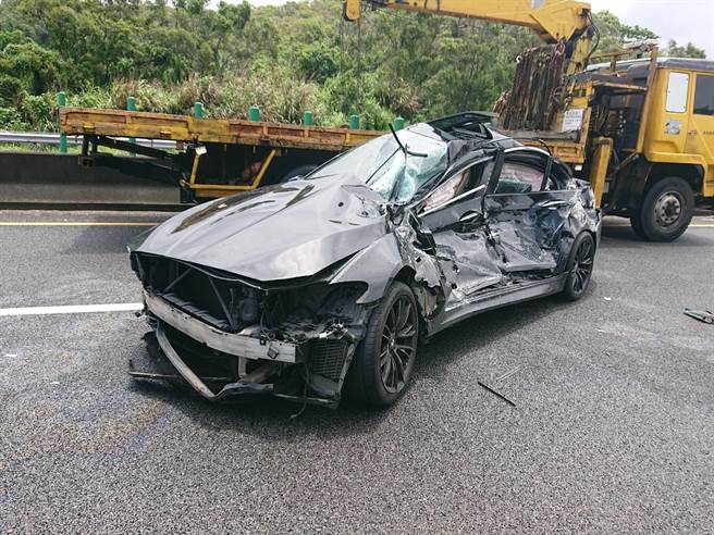 自小客车在意外发生后已严重扭曲变形。（民眾提供／陈育贤苗栗传真）