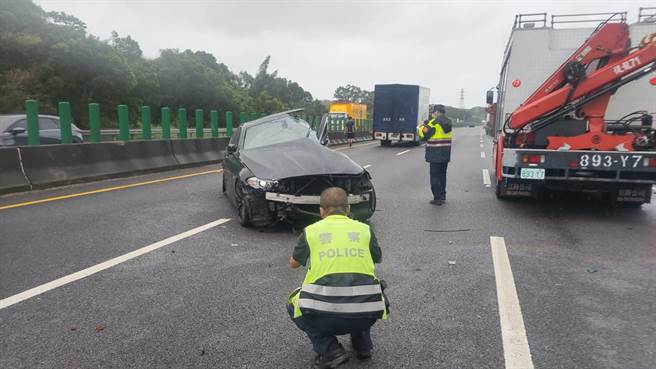 1辆自小客车22日中午行经国道3号南下141公里路段时发生严重车祸，造成轿车内2人受伤、1人OHCA。（民眾提供／陈育贤苗栗传真）
