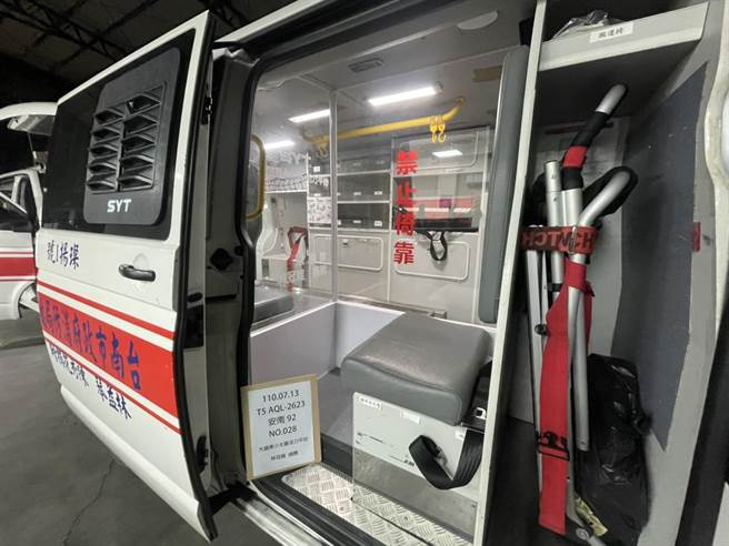 善心人士捐赠台南市消防局救护车隔离舱，降低救护车出勤人员染疫风险。(台南市消防局提供／曹婷婷台南传真)