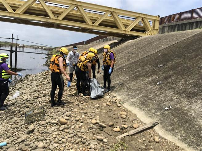 桃園大園新街溪驚見1無手單腳浮屍，經警方調查確認身分為52歲夏姓男子，初判死亡原因不超過2天。（蕭靈璽翻攝）