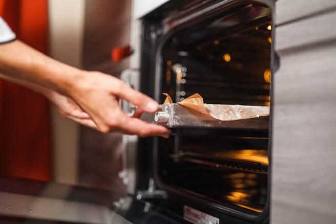 有網友透露，租屋處的烤箱沒有插電卻自行運轉，讓他越想越毛。（示意圖／達志影像）