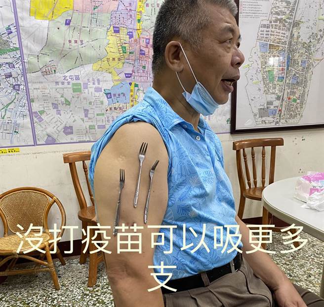 萧隆泽指出，手臂黏不黏汤匙、叉子与莫德纳无关，跟身体黏不黏有关。（市议员萧隆泽提供）