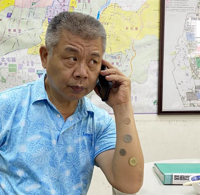 萧隆泽指出，手臂黏不黏汤匙、叉子与莫德纳无关，跟身体黏不黏有关。（市议员萧隆泽提供）