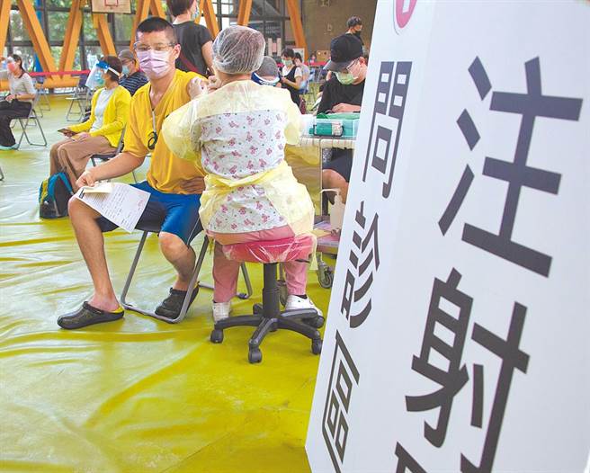 陈时中宣布诊所医师每打一针就给100元挂号费外，每超过500针，再加码给1.5万元奖励金。（图／示意图，记者罗永铭摄影）