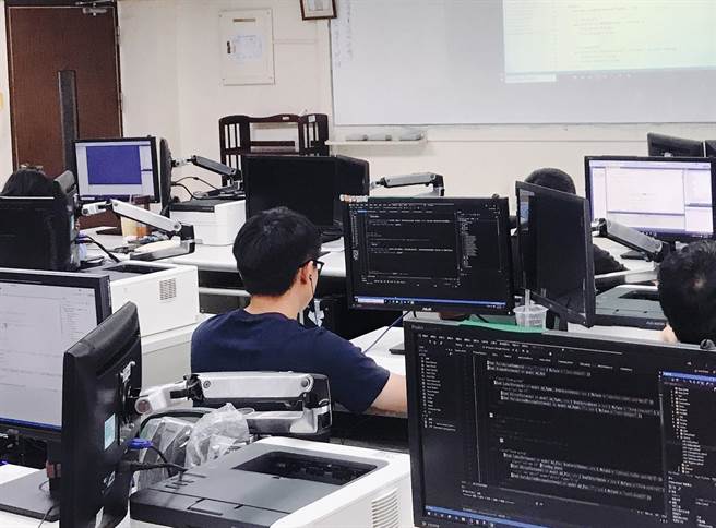 劳动部「产业新尖兵试办计画」与经济部、内政部、教育部联手，开设未来产业需求的数位资讯、绿能科技等5大领域课程。（劳动部高屏澎东分署提供／林宏聪高雄传真）