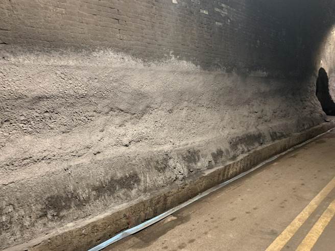 后丰铁马道9号隧道墙面堆积厚重尘土，加上青苔覆盖红砖，环境长年潮湿幽暗。（台中市观旅局提供／王文吉台中传真）
