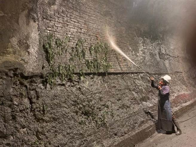 施工人员以强力水柱清除9号隧道墙面堆积的尘土及青苔。（台中市观旅局提供／王文吉台中传真）