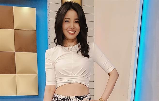 名嘴呂文婉今接種AZ疫苗。（圖／FB@呂文婉）