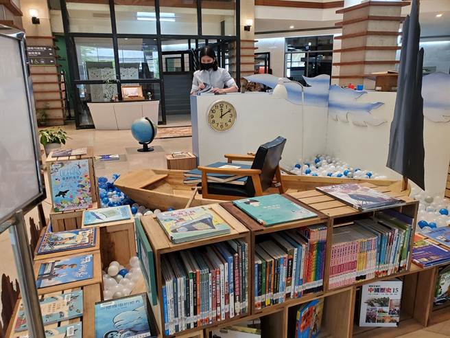 云林县府文观处1楼大厅也布置完成海洋与冒险的立体书展区共350册，方便民眾届时入馆取书。（周丽兰摄）