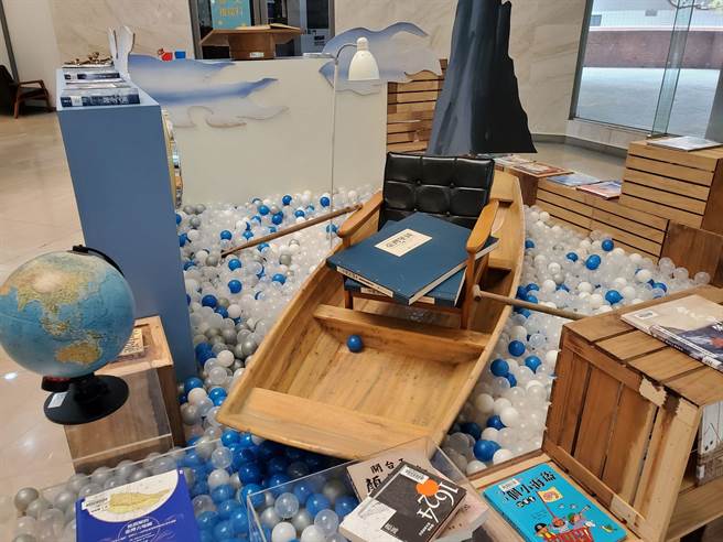 海洋与冒险的立体书展，摆放了文观处的镇图之宝「台湾堡图」，是一套２册结合土地调查、地籍测量、地形测量的地形图。（周丽兰摄）