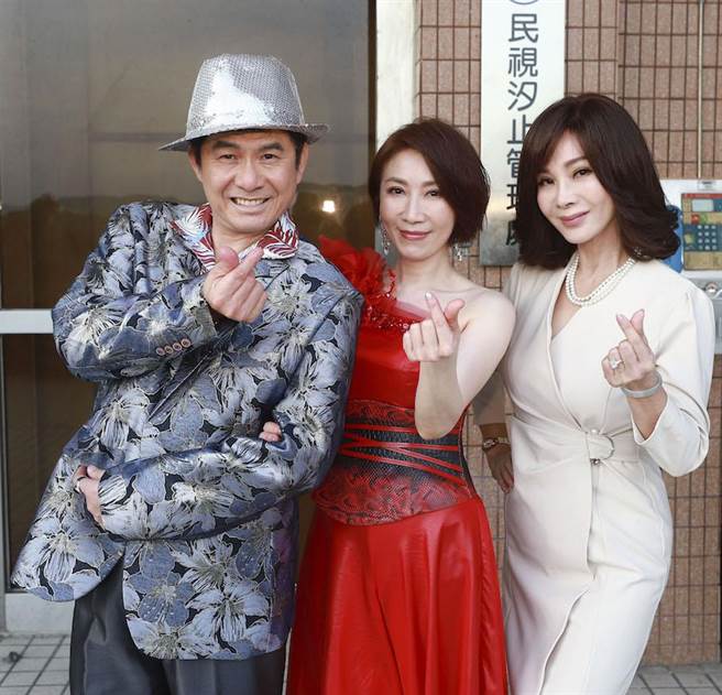 洪都拉斯（左起）、李翊君、陳美鳳開心同台。