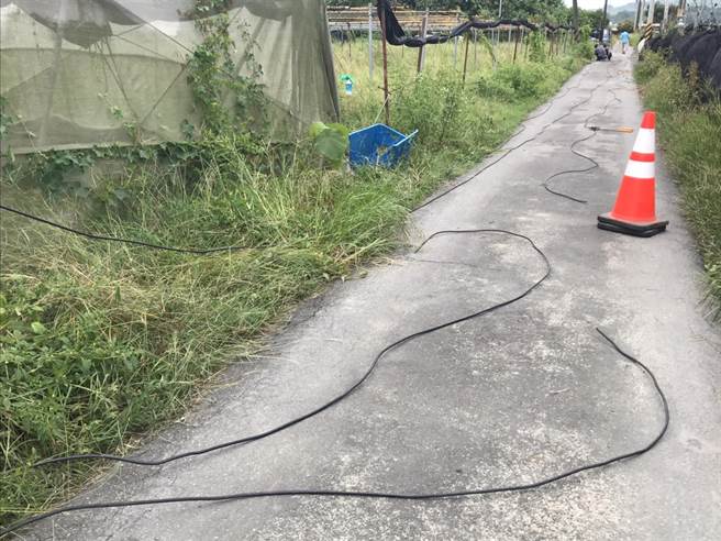 命案现场留有长达100公尺的电线，维修师傅指出，目前铜价高，1公斤达200元，而这批「赃物」约可卖到6万元。（谢佳潾摄）