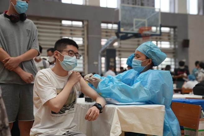 云南省昆明市一名男生在接种疫苗。(摘自中新社)
