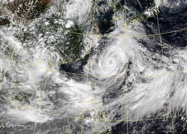 气象局指出，中颱烟花正以每小时7公里速度，向西北缓慢向台湾靠近。(气象局提供)
