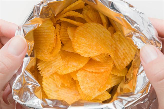 纽约一名员警利用一綑胶带和洋芋片包装袋，成功替伤者止血，急中生智的举动被医生讚爆。（示意图／达志影像）