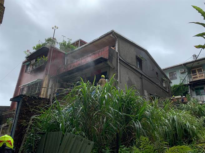 仁愛區南榮路上某處2樓民宅不斷竄出濃煙，所幸無人受傷。（陳彩玲攝）