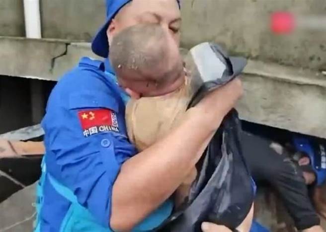 鄭州滎陽21日有救援隊在一個坍塌房屋的廢墟中，救出一名被埋一日一夜約3個月大女嬰。(摘自東網)