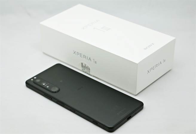 Sony Xperia 1 III消光黑款式。（黃慧雯攝）