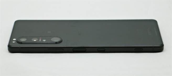 Sony Xperia 1 III右側擁有多個實體按鍵，上至下依序是音量鍵、整合指紋辨識的電源鍵、智慧助理按鍵與相機快門鍵，能提供其他手機無法提供的實體按鍵操作感受。（黃慧雯攝）