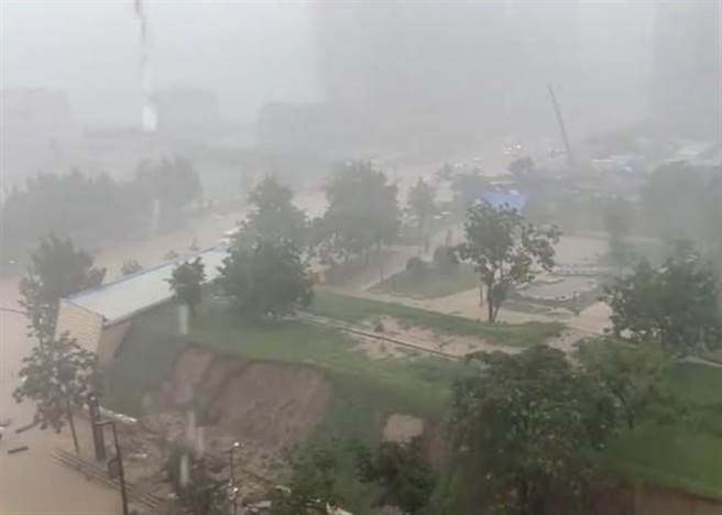 郑州暴雨不停，有3600年歷史的商城遗址禁不起大雨冲刷，出现塌方。(摘自东网)