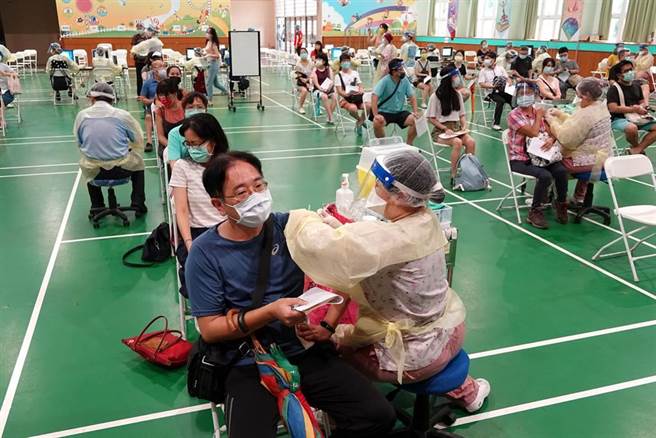 22日在三重区二重国小施打站预计接种3千名教职员。（黄世麒摄）
