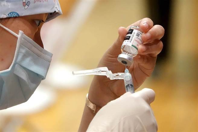 医护人员抽取AZ（AstraZeneca）疫苗。（黄世麒摄）
